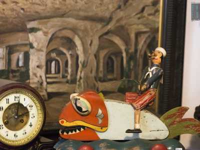 L'uomo ci mostra orgoglioso un vecchio giocattolo in legno a traino che a suo dire varrebbe pi� di duemila euro. Si tratta del �Pinocchio lupo di mare� , una versione del famoso burattino mentre cavalca il feroce pescecane, prodotto dalla ditta tedesca Norimberga negli anni 30